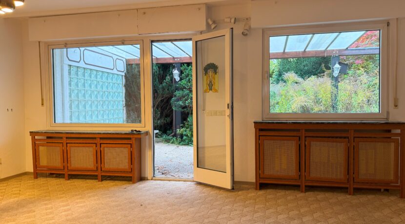 Wohnzimmer mit Zugang zur Terrasse