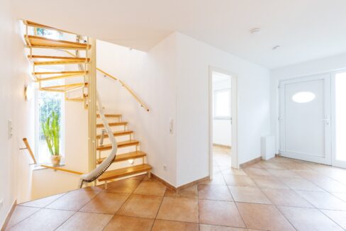 Blick auf Treppenaufgang und Diele