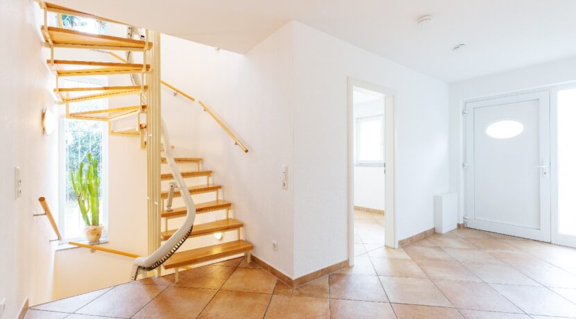 Blick auf Treppenaufgang und Diele