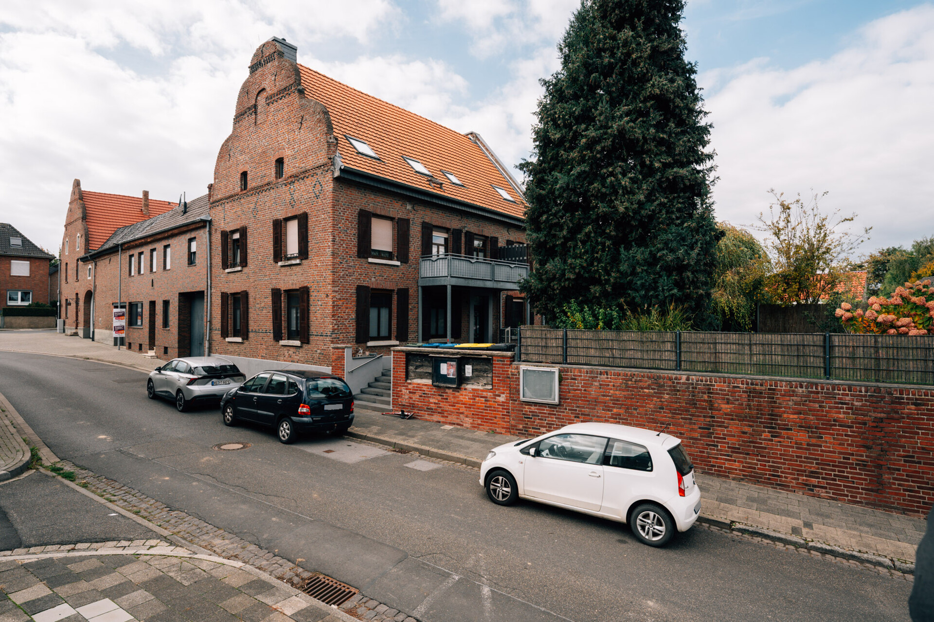 Historisches Mehrfamilienhaus mit ca. 271m² Wohnfläche und stabilen Mieteinnahmen + zzgl. Nutzfläche