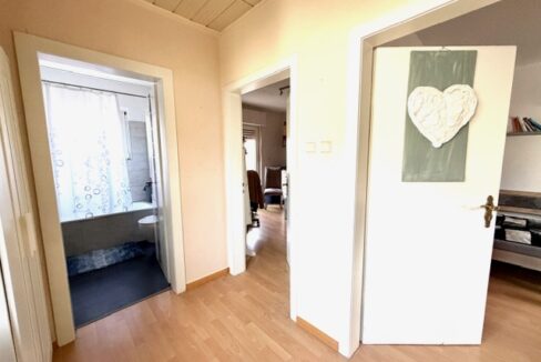 1.Obergeschoss (2 Zimmer, Bad und Balkon)