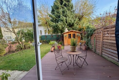 Blick vom Wohnbereich in den Garten