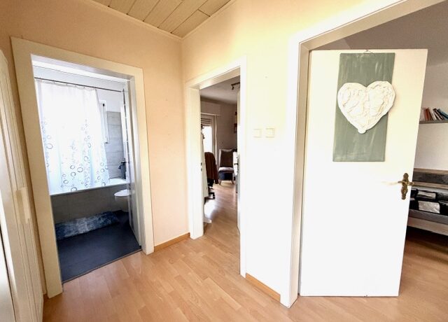 1.Obergeschoss (2 Zimmer, Bad  und  Balkon)