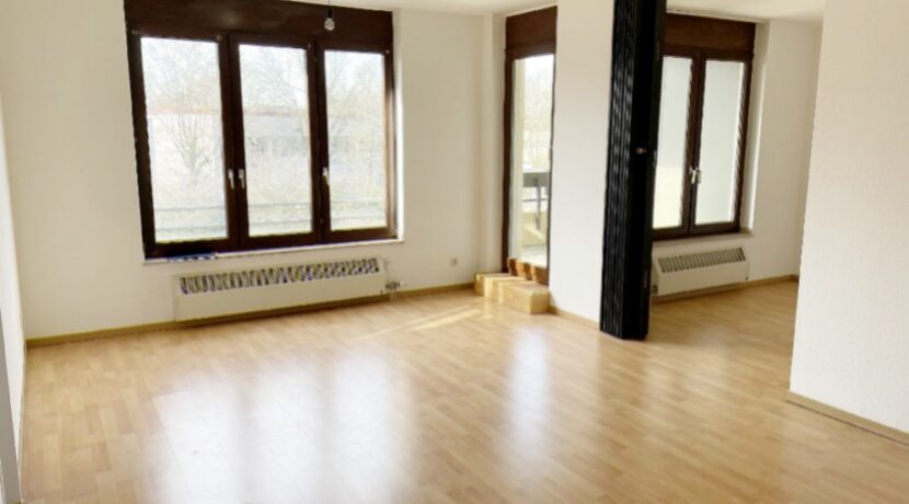 Wohnbereich Blick Schlafzimmer und Balkon