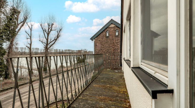 Balkon Straßenseite