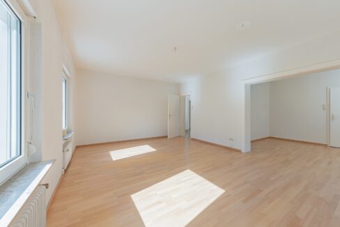 EG: heller Wohn-/Essbereich