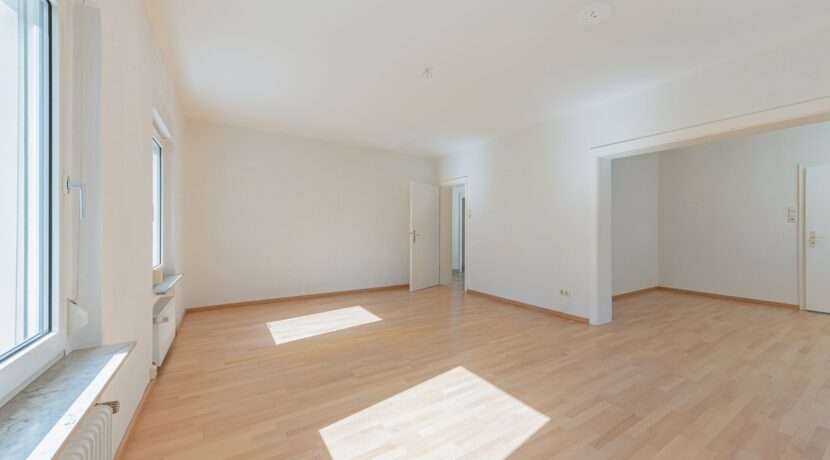 EG: heller Wohn-/Essbereich