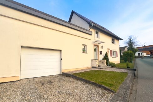 Hausansicht mit Garage