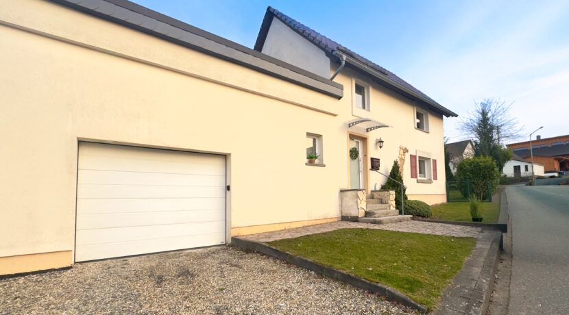 Hausansicht mit Garage