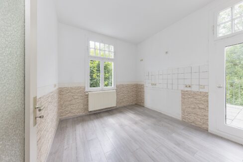 Wohnung 1: Küche mit Balkonzugang