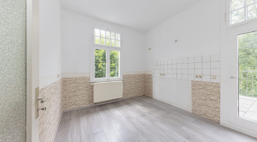 Wohnung 1: Küche mit Balkonzugang