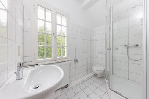 Wohnung 1: Tageslichtbad mit Dusche
