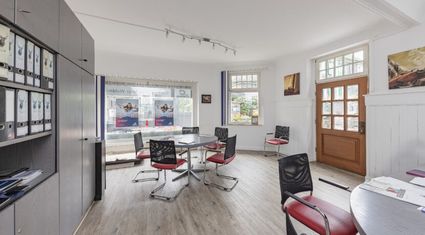 Ladenlokal 1 EG: Verkaufsraum mit Küche und eigenem Keller