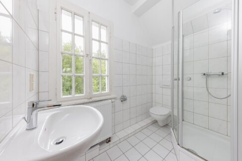 Wohnung 1: Tageslichtbad mit Dusche