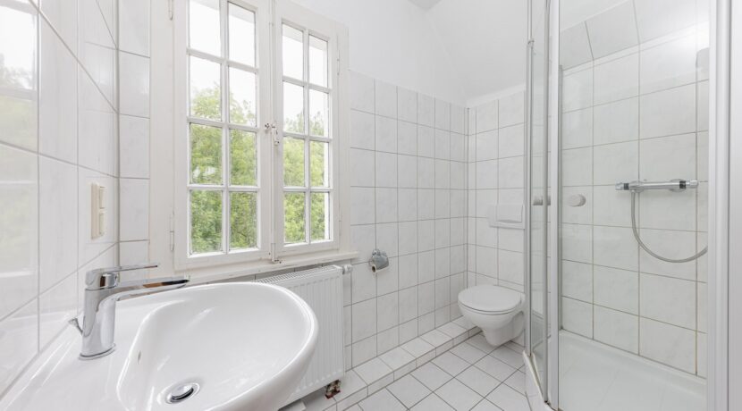 Wohnung 1: Tageslichtbad mit Dusche