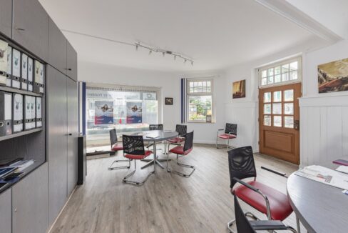 Ladenlokal 1 EG: Verkaufsraum mit Küche und eigenem Keller