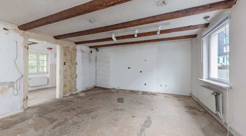 Ladenlokal 2 EG: Verkaufsraum mit Lagerfläche