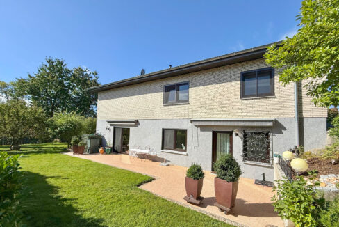 Seitenansicht mit Eingang zum UG