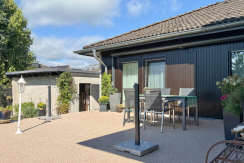 Südterrasse und Garagengebäude