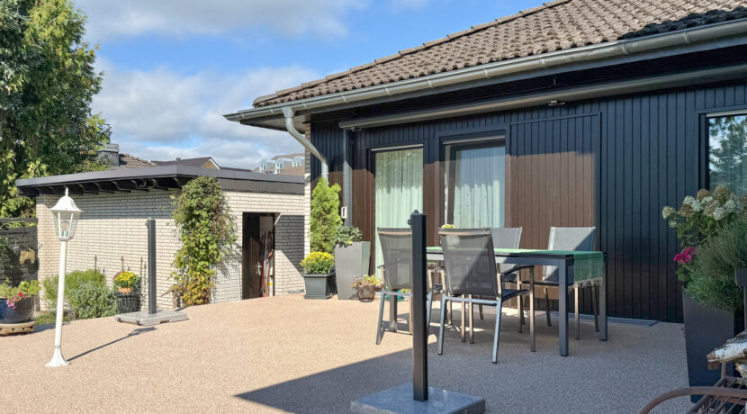 Südterrasse und Garagengebäude