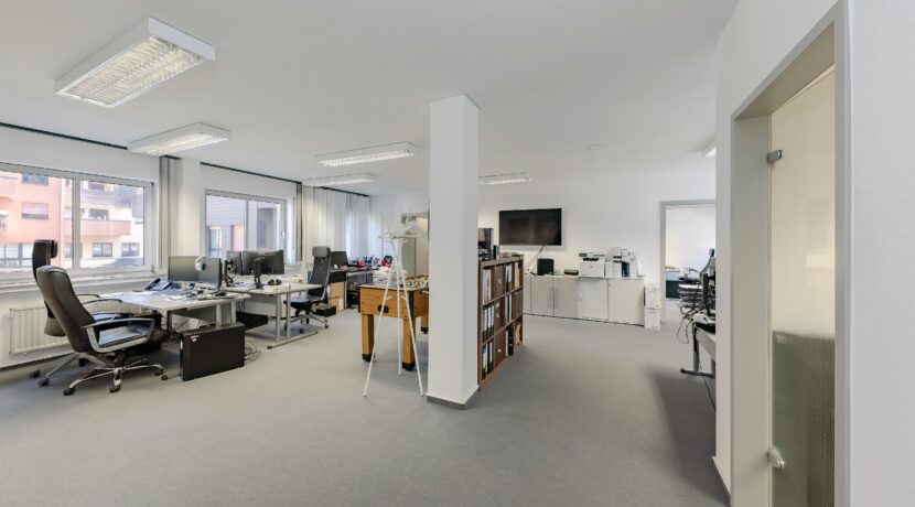 Büro und Empfang mit viel Tageslicht