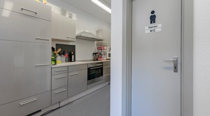 Aufenthaltsraum mit Küche und WC-Anlagen