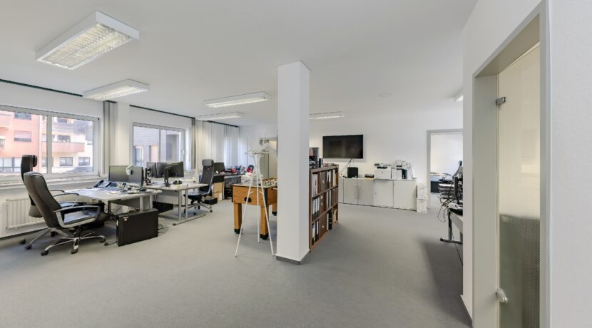 Büro und Empfang mit viel Tageslicht