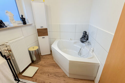 Tageslichtbad mit Wanne und Dusche