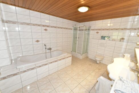 Badezimmer im Erdgeschoss