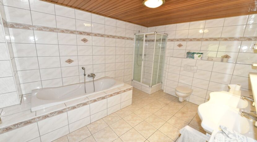 Badezimmer im Erdgeschoss