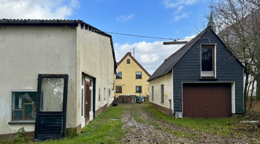 Nebengebäude und Garage Rückseite