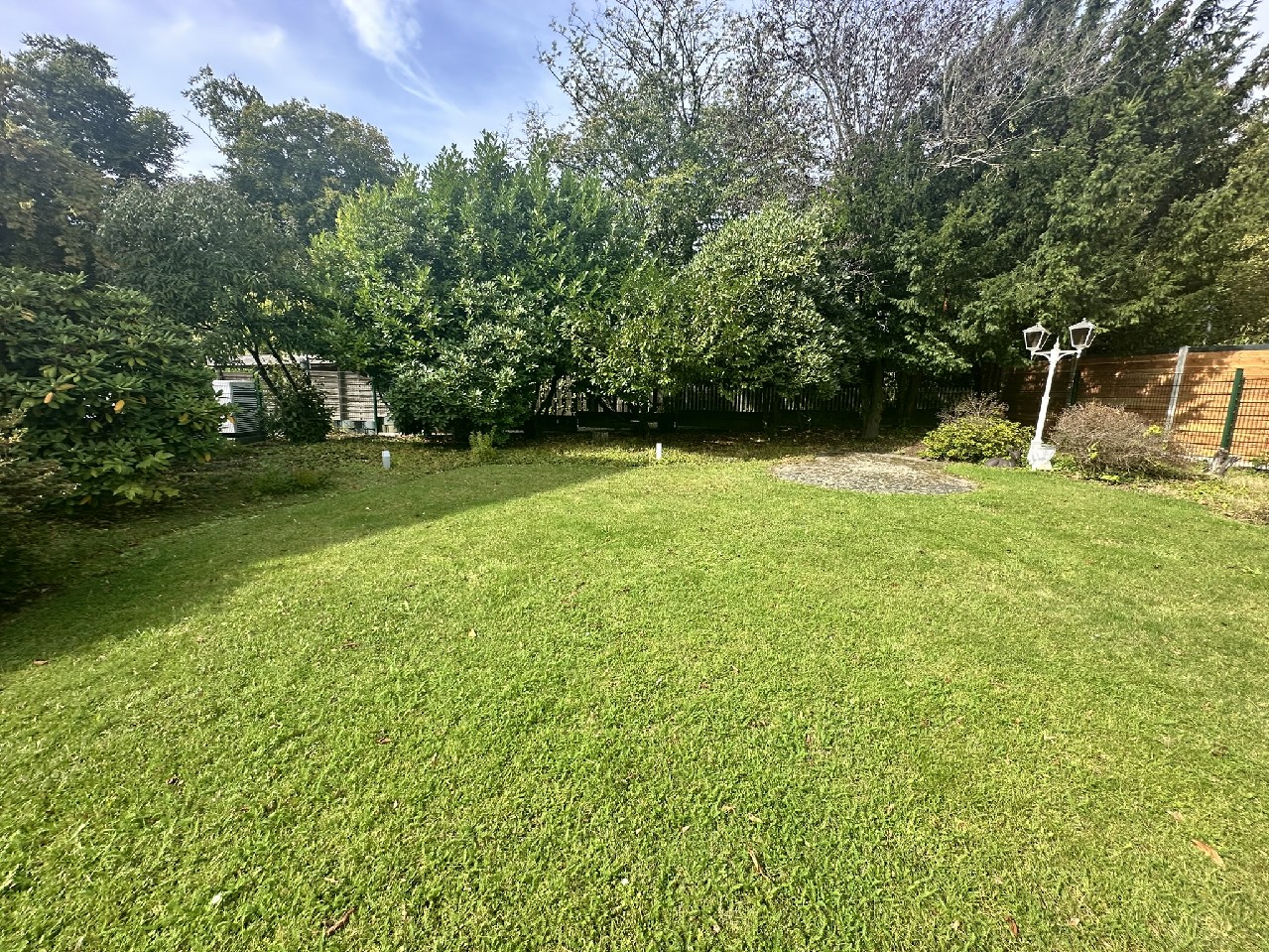 FREISTEHENDES EIN-/ZWEIFAMILIENHAUS MIT ZWEI GARAGEN