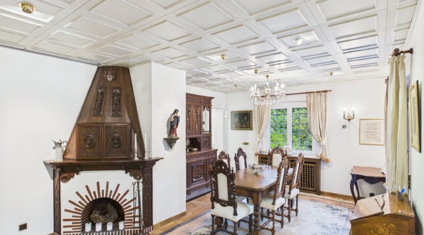 Essbereich mit offenem Kamin