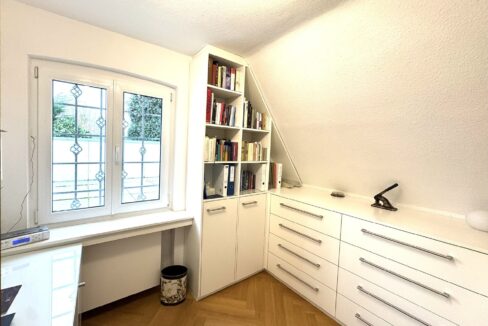 Arbeitszimmer mit Einbauten
