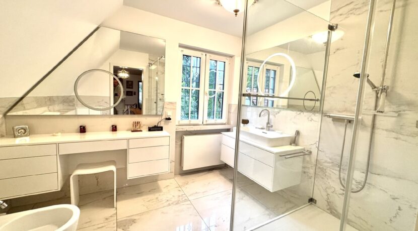 neuwertiges Badezimmer