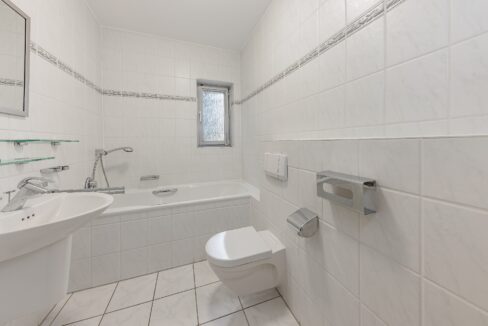 EG: Wannenbad mit Fenster