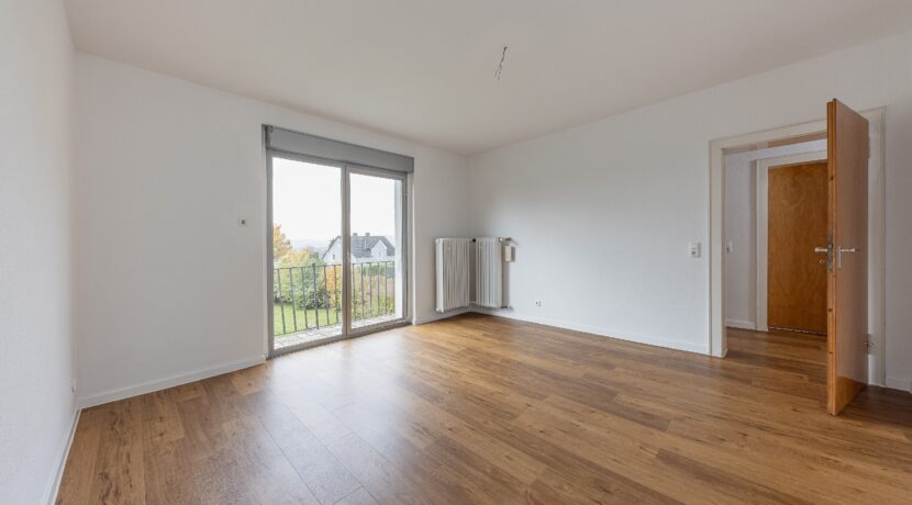 OG: Schlafzimmer mit Balkon