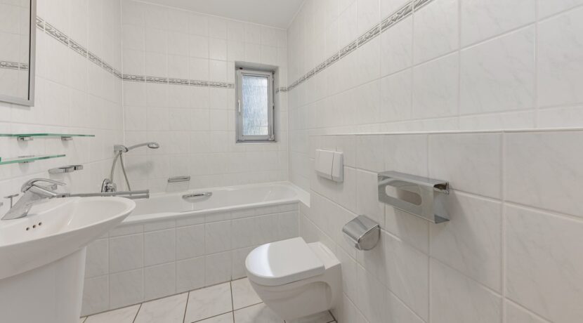 EG: Wannenbad mit Fenster