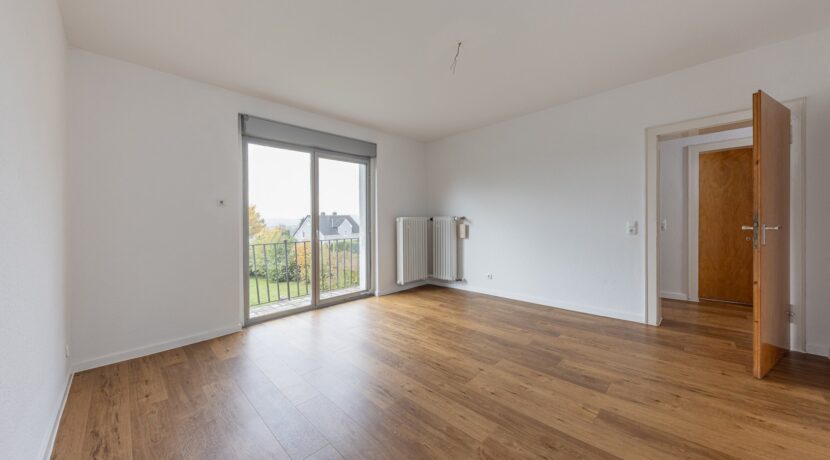 OG: Schlafzimmer mit Balkon