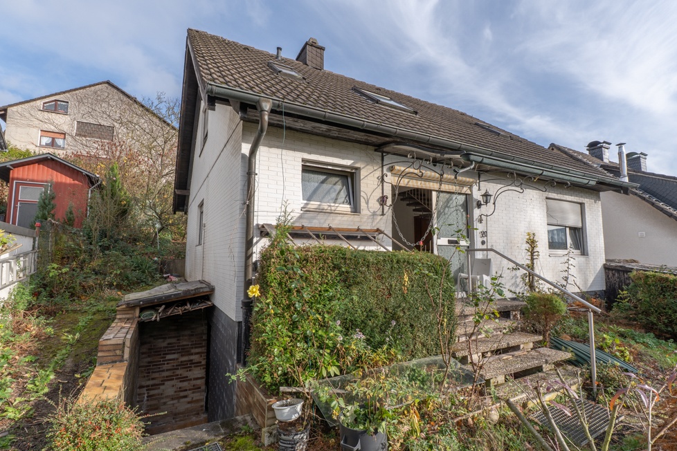 Freistehendes Einfamilienhaus mit ca. 128 m², 5 Zimmer, 2 Bädern, Hobbyraum und 2 PKW- Stellplätzen