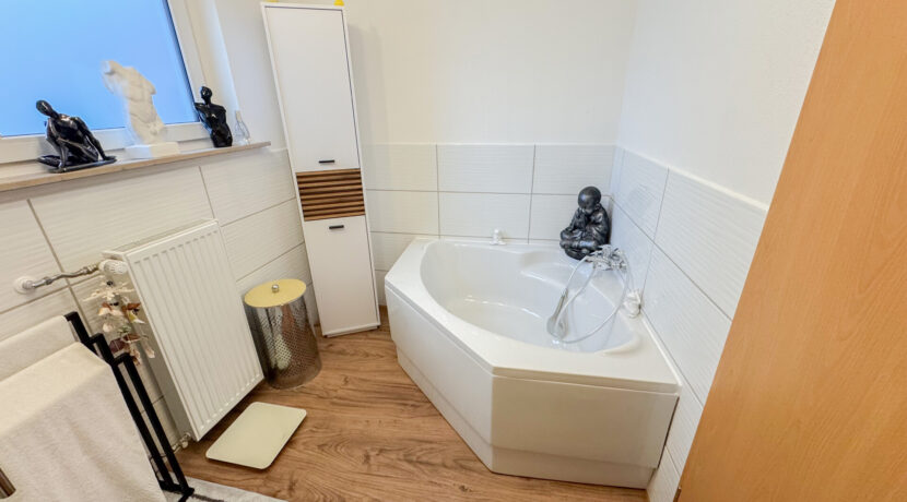 Tageslichtbad mit Wanne und Dusche EG