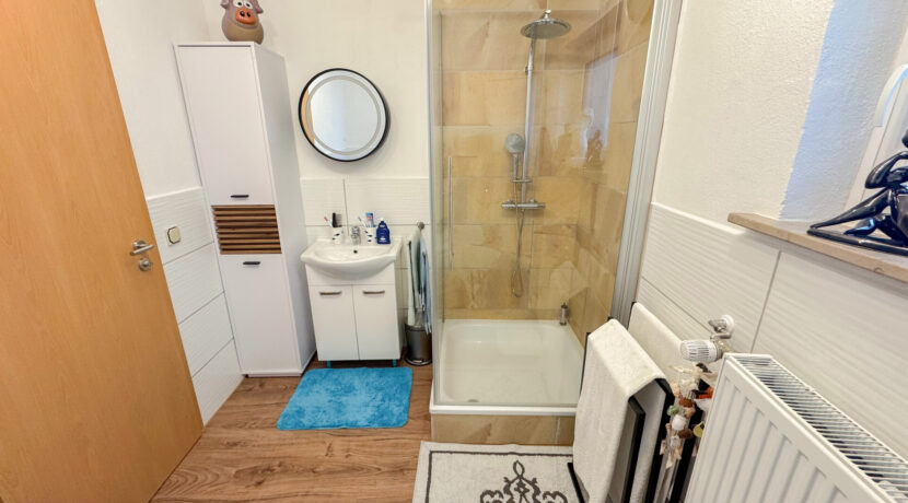 Tageslichtbad mit Wanne und Dusche EG