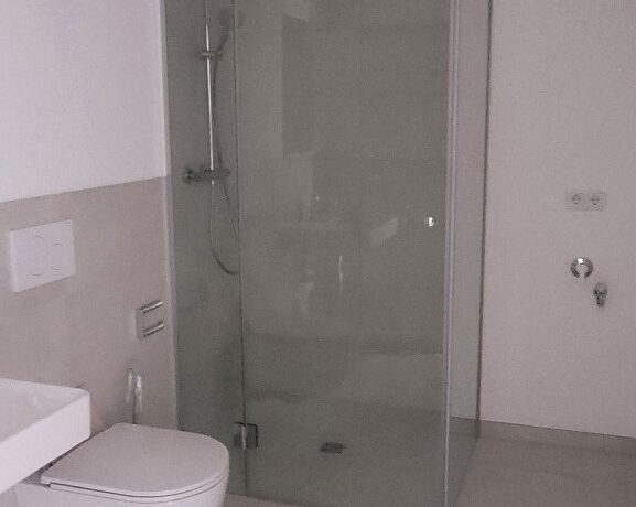 Duschbad mit Waschmaschinenanschluss