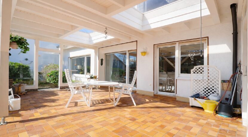 Blick auf die große und überdachte Terrasse