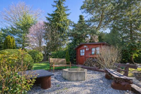 Die Gartenhütte mit zusätzlichem Sitzplatz
