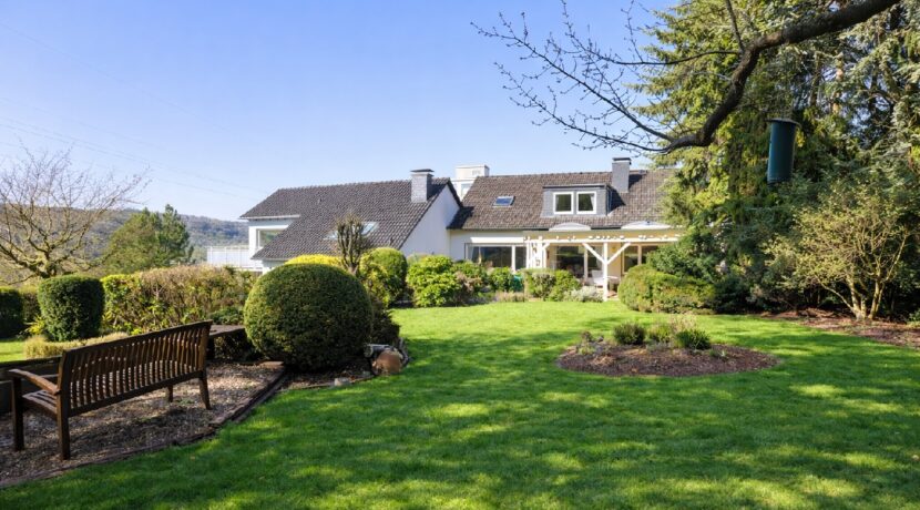 Der wunderschöne Garten mit Gartenhaus und Feuerstelle