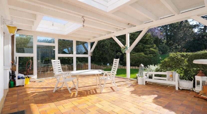 Blick auf die große und überdachte Terrasse