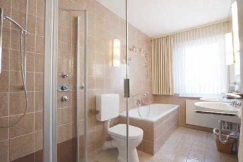 Das Bad mit Glasdusche im EG