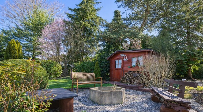 Die Gartenhütte mit zusätzlichem Sitzplatz