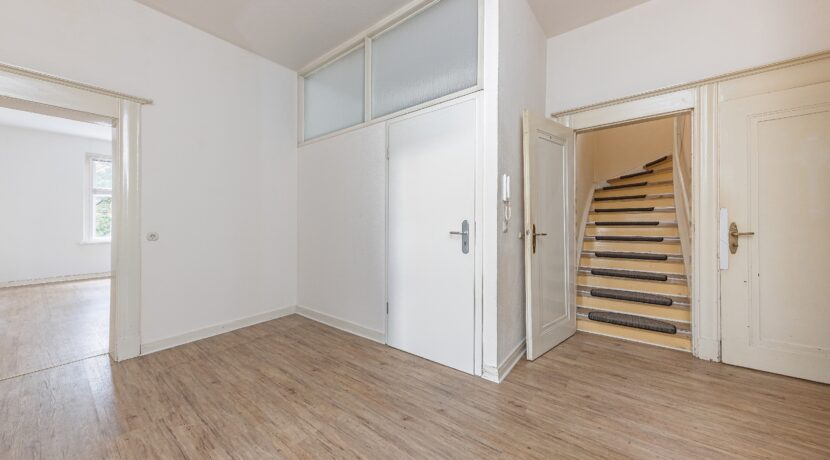 OG: Diele mit Zugang zum Dachgeschoss